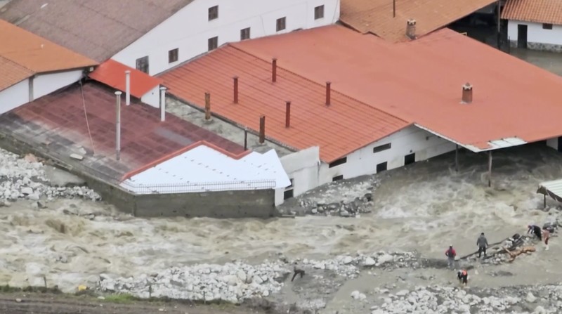 Pemandangan drone dari jembatan yang runtuh dekat Ospino, Portuguesa, Venezuela 26 Juni 2025 dalam tangkapan layar ini yang diambil dari video selebaran. Pemandangan drone dari jembatan yang runtuh dekat Ospino, Portuguesa, Venezuela 26 Juni 2025 dalam tangkapan layar ini yang diambil dari video selebaran. (Primitivo Cedeno via Facebook/Handout via REUTERS)