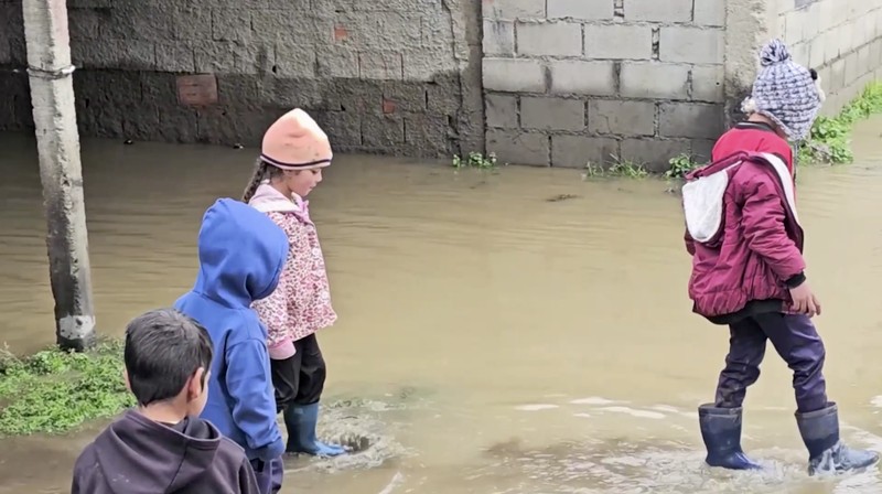 Pemandangan drone dari jembatan yang runtuh dekat Ospino, Portuguesa, Venezuela 26 Juni 2025 dalam tangkapan layar ini yang diambil dari video selebaran. Pemandangan drone dari jembatan yang runtuh dekat Ospino, Portuguesa, Venezuela 26 Juni 2025 dalam tangkapan layar ini yang diambil dari video selebaran. (Primitivo Cedeno via Facebook/Handout via REUTERS)