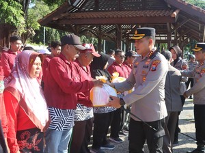 Polresta Banyuwangi Salurkan 1.500 Paket Sembako Sambut Hari Bhayangkara