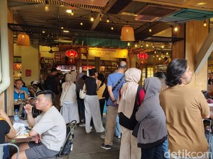 Cerita Warga Rela Antre demi Jajal Cempedak Goreng Viral di Glodok