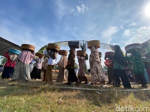 Emak-emak Kemranggon Banjarnegara Kirab Tenong Rayakan 1 Suro