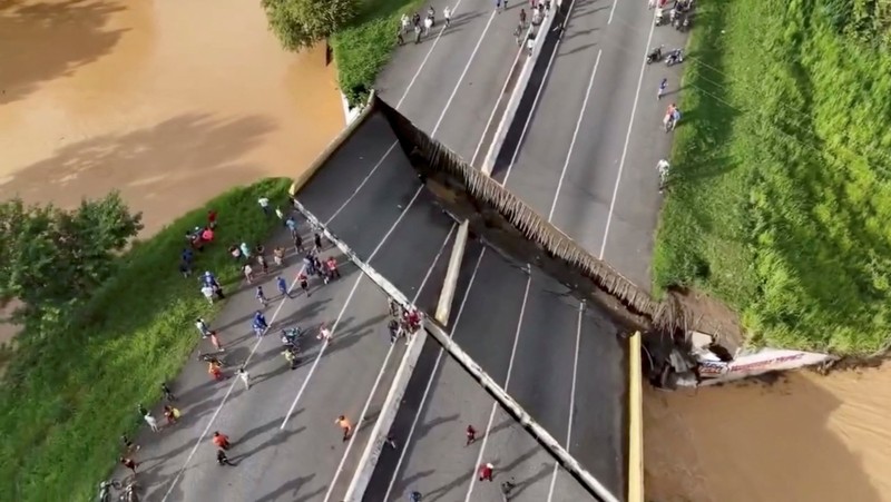 Pemandangan drone dari jembatan yang runtuh dekat Ospino, Portuguesa, Venezuela 26 Juni 2025 dalam tangkapan layar ini yang diambil dari video selebaran. Pemandangan drone dari jembatan yang runtuh dekat Ospino, Portuguesa, Venezuela 26 Juni 2025 dalam tangkapan layar ini yang diambil dari video selebaran. (Primitivo Cedeno via Facebook/Handout via REUTERS)