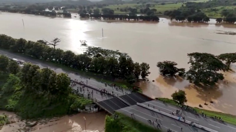 Pemandangan drone dari jembatan yang runtuh dekat Ospino, Portuguesa, Venezuela 26 Juni 2025 dalam tangkapan layar ini yang diambil dari video selebaran. (Primitivo Cedeno via Facebook/Handout via REUTERS)