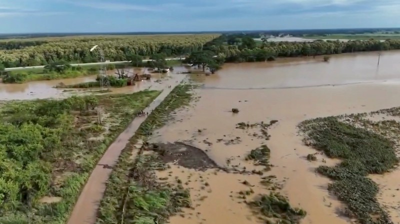Pemandangan drone dari jembatan yang runtuh dekat Ospino, Portuguesa, Venezuela 26 Juni 2025 dalam tangkapan layar ini yang diambil dari video selebaran. Pemandangan drone dari jembatan yang runtuh dekat Ospino, Portuguesa, Venezuela 26 Juni 2025 dalam tangkapan layar ini yang diambil dari video selebaran. (Primitivo Cedeno via Facebook/Handout via REUTERS)