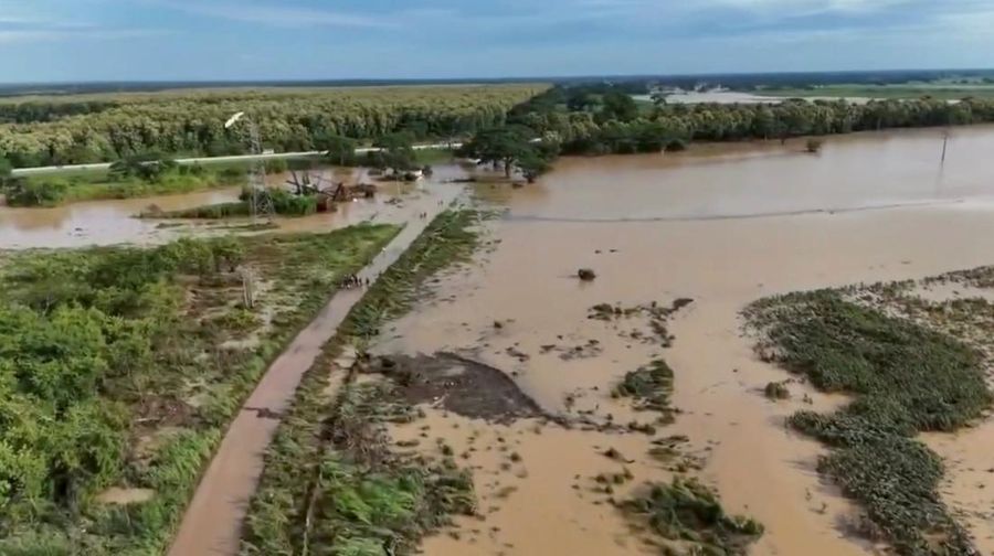 Pemandangan drone dari jembatan yang runtuh dekat Ospino, Portuguesa, Venezuela 26 Juni 2025 dalam tangkapan layar ini yang diambil dari video selebaran. (Primitivo Cedeno via Facebook/Handout via REUTERS)