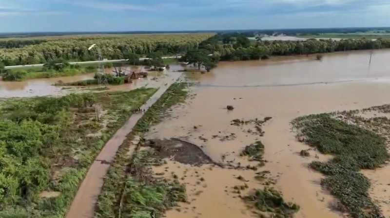 Pemandangan drone dari jembatan yang runtuh dekat Ospino, Portuguesa, Venezuela 26 Juni 2025 dalam tangkapan layar ini yang diambil dari video selebaran. (Primitivo Cedeno via Facebook/Handout via REUTERS)