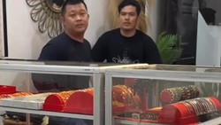 Viral Pria Mengaku Anggota BIN Datangi Toko Emas di Johor, Diduga Pamer Pistol