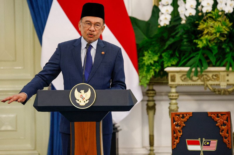 Presiden Indonesia Prabowo Subianto dan Perdana Menteri Malaysia Anwar Ibrahim memeriksa para pengawal kehormatan saat upacara penyambutan pertemuan mereka di Istana Merdeka, di Jakarta, Indonesia, 27 Juni 2025. Presiden Indonesia Prabowo Subianto dan Perdana Menteri Malaysia Anwar Ibrahim memeriksa para pengawal kehormatan saat upacara penyambutan pertemuan mereka di Istana Merdeka, di Jakarta, Indonesia, 27 Juni 2025. (REUTERS/Ajeng Dinar Ulfiana)