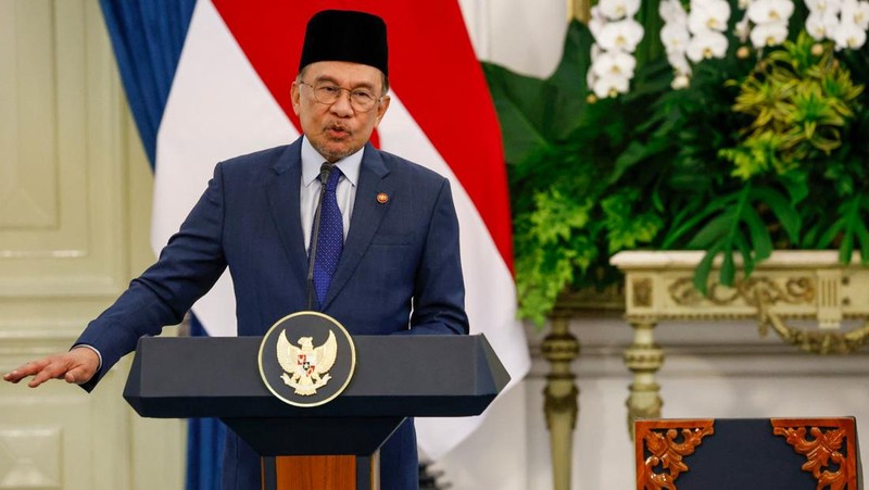 Presiden Indonesia Prabowo Subianto dan Perdana Menteri Malaysia Anwar Ibrahim memeriksa para pengawal kehormatan saat upacara penyambutan pertemuan mereka di Istana Merdeka, di Jakarta, Indonesia, 27 Juni 2025. (REUTERS/Ajeng Dinar Ulfiana)
