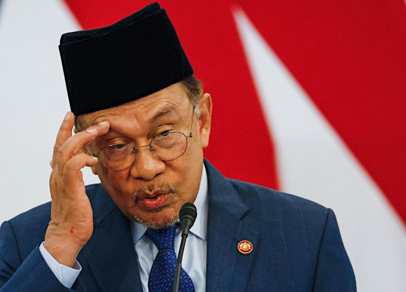 Presiden Indonesia Prabowo Subianto dan Perdana Menteri Malaysia Anwar Ibrahim memeriksa para pengawal kehormatan saat upacara penyambutan pertemuan mereka di Istana Merdeka, di Jakarta, Indonesia, 27 Juni 2025. Presiden Indonesia Prabowo Subianto dan Perdana Menteri Malaysia Anwar Ibrahim memeriksa para pengawal kehormatan saat upacara penyambutan pertemuan mereka di Istana Merdeka, di Jakarta, Indonesia, 27 Juni 2025. (REUTERS/Ajeng Dinar Ulfiana)