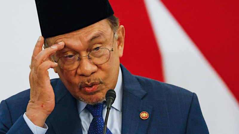 Presiden Indonesia Prabowo Subianto dan Perdana Menteri Malaysia Anwar Ibrahim memeriksa para pengawal kehormatan saat upacara penyambutan pertemuan mereka di Istana Merdeka, di Jakarta, Indonesia, 27 Juni 2025. (REUTERS/Ajeng Dinar Ulfiana)