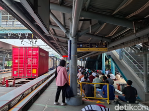 Video Peron Stasiun Kampung Bandan Jadi Tempat Salat Jumat