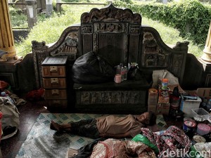 Tinggal di Atas Nisan Kuburan, Nenek Ira Akrab dengan Ular dan Setan