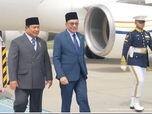 PM Malaysia Anwar Ibrahim Tiba di Bandara Halim, Disambut Langsung Prabowo