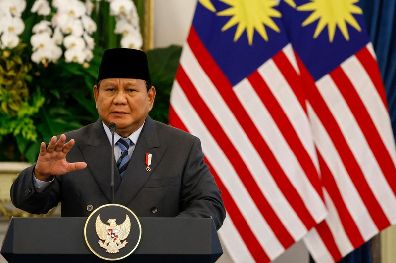 Presiden Indonesia Prabowo Subianto dan Perdana Menteri Malaysia Anwar Ibrahim memeriksa para pengawal kehormatan saat upacara penyambutan pertemuan mereka di Istana Merdeka, di Jakarta, Indonesia, 27 Juni 2025. Presiden Indonesia Prabowo Subianto dan Perdana Menteri Malaysia Anwar Ibrahim memeriksa para pengawal kehormatan saat upacara penyambutan pertemuan mereka di Istana Merdeka, di Jakarta, Indonesia, 27 Juni 2025. (REUTERS/Ajeng Dinar Ulfiana)