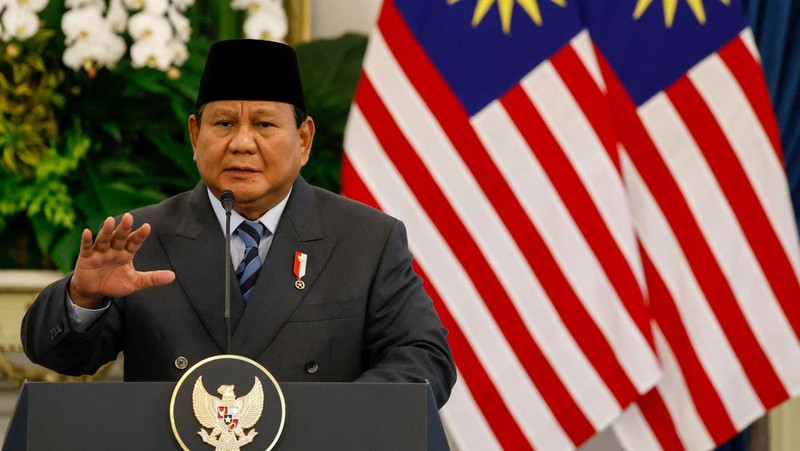 Presiden Indonesia Prabowo Subianto dan Perdana Menteri Malaysia Anwar Ibrahim memeriksa para pengawal kehormatan saat upacara penyambutan pertemuan mereka di Istana Merdeka, di Jakarta, Indonesia, 27 Juni 2025. (REUTERS/Ajeng Dinar Ulfiana)