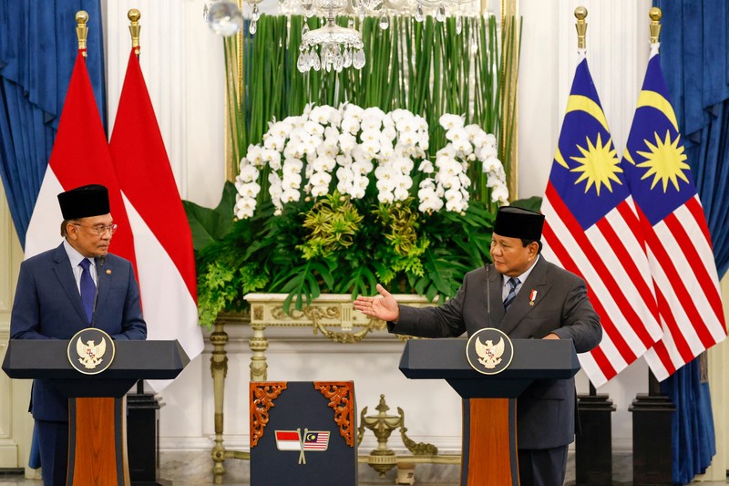 Presiden Indonesia Prabowo Subianto dan Perdana Menteri Malaysia Anwar Ibrahim memeriksa para pengawal kehormatan saat upacara penyambutan pertemuan mereka di Istana Merdeka, di Jakarta, Indonesia, 27 Juni 2025. Presiden Indonesia Prabowo Subianto dan Perdana Menteri Malaysia Anwar Ibrahim memeriksa para pengawal kehormatan saat upacara penyambutan pertemuan mereka di Istana Merdeka, di Jakarta, Indonesia, 27 Juni 2025. (REUTERS/Ajeng Dinar Ulfiana)