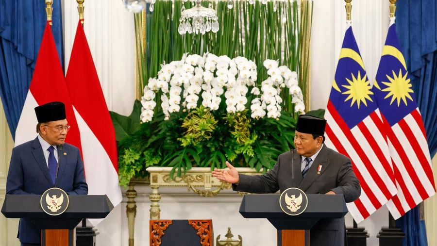 Presiden Indonesia Prabowo Subianto dan Perdana Menteri Malaysia Anwar Ibrahim memeriksa para pengawal kehormatan saat upacara penyambutan pertemuan mereka di Istana Merdeka, di Jakarta, Indonesia, 27 Juni 2025. (REUTERS/Ajeng Dinar Ulfiana)