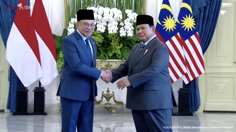 Presiden Indonesia Prabowo Subianto dan Perdana Menteri Malaysia Anwar Ibrahim memeriksa para pengawal kehormatan saat upacara penyambutan pertemuan mereka di Istana Merdeka, di Jakarta, Indonesia, 27 Juni 2025. (REUTERS/Ajeng Dinar Ulfiana)