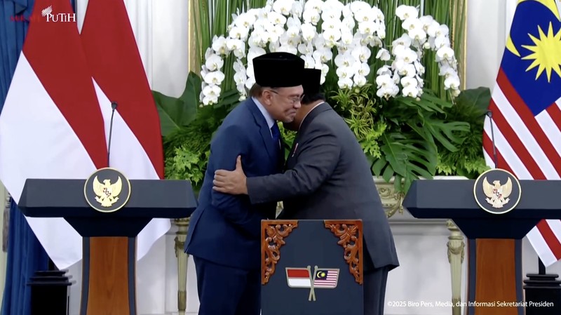 Presiden Indonesia Prabowo Subianto dan Perdana Menteri Malaysia Anwar Ibrahim memeriksa para pengawal kehormatan saat upacara penyambutan pertemuan mereka di Istana Merdeka, di Jakarta, Indonesia, 27 Juni 2025. Presiden Indonesia Prabowo Subianto dan Perdana Menteri Malaysia Anwar Ibrahim memeriksa para pengawal kehormatan saat upacara penyambutan pertemuan mereka di Istana Merdeka, di Jakarta, Indonesia, 27 Juni 2025. (REUTERS/Ajeng Dinar Ulfiana)