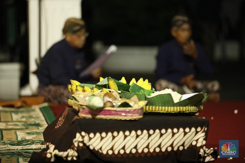 Ribuan orang mengikuti prosesi mubeng beteng yang digelar Karaton Jogja sebagai bagian dari peringatan malam 1 Muharram 1447 Hijriah atau 1 Sura Dal 1959 pada Kamis (26/6/2025) malam hingga Jumat (27/6/2025) dini hari. Ribuan orang mengikuti prosesi mubeng beteng yang digelar Karaton Jogja sebagai bagian dari peringatan malam 1 Muharram 1447 Hijriah atau 1 Sura Dal 1959 pada Kamis (26/6/2025) malam hingga Jumat (27/6/2025) dini hari. (CNBC Indonesia/Tri Susilo)