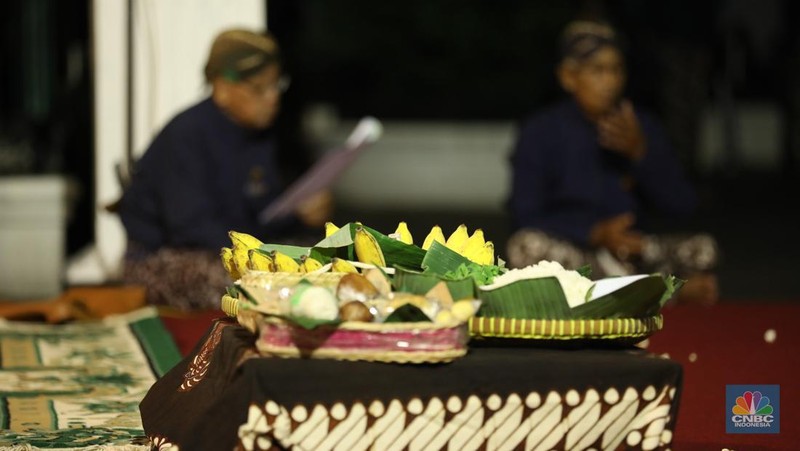 Ribuan orang mengikuti prosesi mubeng beteng yang digelar Karaton Jogja sebagai bagian dari peringatan malam 1 Muharram 1447 Hijriah atau 1 Sura Dal 1959 pada Kamis (26/6/2025) malam hingga Jumat (27/6/2025) dini hari. (CNBC Indonesia/Tri Susilo)
