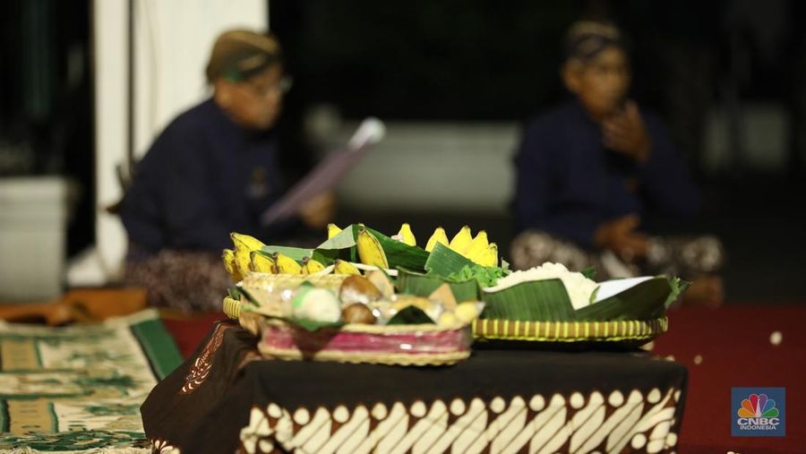 Ribuan orang mengikuti prosesi mubeng beteng yang digelar Karaton Jogja sebagai bagian dari peringatan malam 1 Muharram 1447 Hijriah atau 1 Sura Dal 1959 pada Kamis (26/6/2025) malam hingga Jumat (27/6/2025) dini hari. Ribuan orang mengikuti prosesi mubeng beteng yang digelar Karaton Jogja sebagai bagian dari peringatan malam 1 Muharram 1447 Hijriah atau 1 Sura Dal 1959 pada Kamis (26/6/2025) malam hingga Jumat (27/6/2025) dini hari. (CNBC Indonesia/Tri Susilo)