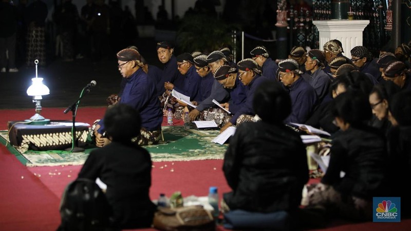 Ribuan orang mengikuti prosesi mubeng beteng yang digelar Karaton Jogja sebagai bagian dari peringatan malam 1 Muharram 1447 Hijriah atau 1 Sura Dal 1959 pada Kamis (26/6/2025) malam hingga Jumat (27/6/2025) dini hari. (CNBC Indonesia/Tri Susilo)