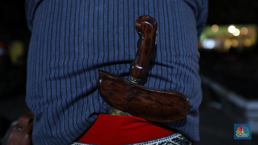 Ribuan orang mengikuti prosesi mubeng beteng yang digelar Karaton Jogja sebagai bagian dari peringatan malam 1 Muharram 1447 Hijriah atau 1 Sura Dal 1959 pada Kamis (26/6/2025) malam hingga Jumat (27/6/2025) dini hari. Ribuan orang mengikuti prosesi mubeng beteng yang digelar Karaton Jogja sebagai bagian dari peringatan malam 1 Muharram 1447 Hijriah atau 1 Sura Dal 1959 pada Kamis (26/6/2025) malam hingga Jumat (27/6/2025) dini hari. (CNBC Indonesia/Tri Susilo)