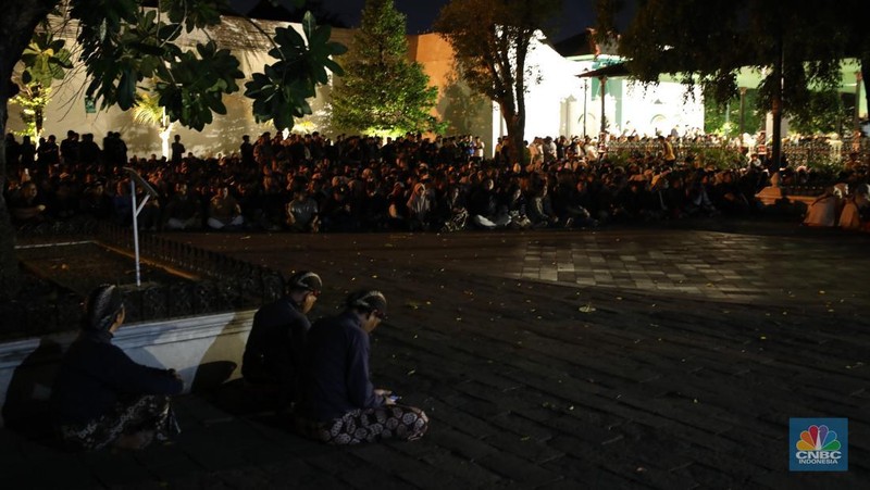 Ribuan orang mengikuti prosesi mubeng beteng yang digelar Karaton Jogja sebagai bagian dari peringatan malam 1 Muharram 1447 Hijriah atau 1 Sura Dal 1959 pada Kamis (26/6/2025) malam hingga Jumat (27/6/2025) dini hari. (CNBC Indonesia/Tri Susilo)