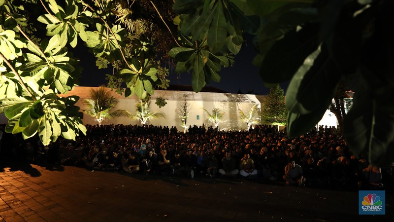 Ribuan orang mengikuti prosesi mubeng beteng yang digelar Karaton Jogja sebagai bagian dari peringatan malam 1 Muharram 1447 Hijriah atau 1 Sura Dal 1959 pada Kamis (26/6/2025) malam hingga Jumat (27/6/2025) dini hari. (CNBC Indonesia/Tri Susilo)