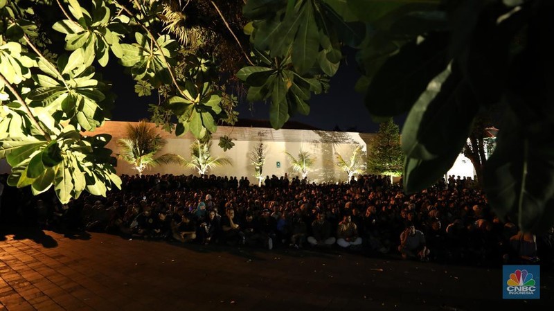 Ribuan orang mengikuti prosesi mubeng beteng yang digelar Karaton Jogja sebagai bagian dari peringatan malam 1 Muharram 1447 Hijriah atau 1 Sura Dal 1959 pada Kamis (26/6/2025) malam hingga Jumat (27/6/2025) dini hari. (CNBC Indonesia/Tri Susilo)