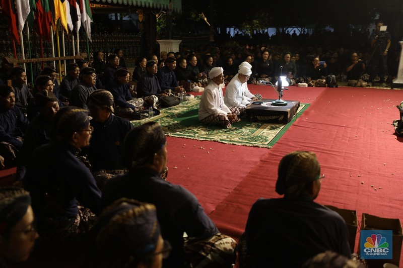 Ribuan orang mengikuti prosesi mubeng beteng yang digelar Karaton Jogja sebagai bagian dari peringatan malam 1 Muharram 1447 Hijriah atau 1 Sura Dal 1959 pada Kamis (26/6/2025) malam hingga Jumat (27/6/2025) dini hari. Ribuan orang mengikuti prosesi mubeng beteng yang digelar Karaton Jogja sebagai bagian dari peringatan malam 1 Muharram 1447 Hijriah atau 1 Sura Dal 1959 pada Kamis (26/6/2025) malam hingga Jumat (27/6/2025) dini hari. (CNBC Indonesia/Tri Susilo)