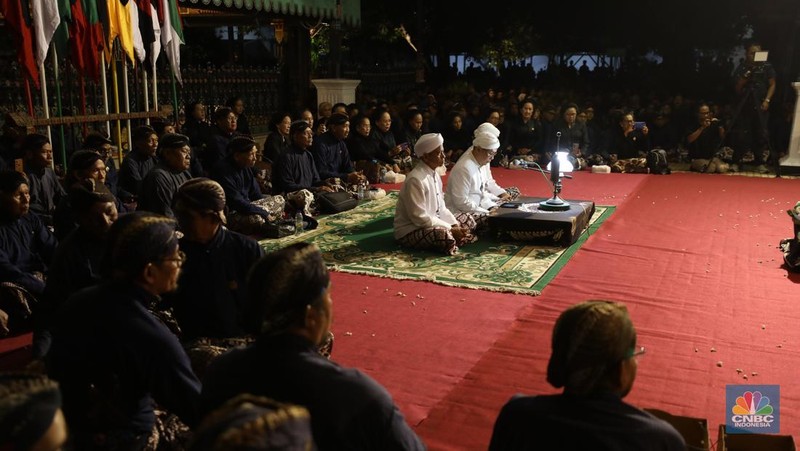 Ribuan orang mengikuti prosesi mubeng beteng yang digelar Karaton Jogja sebagai bagian dari peringatan malam 1 Muharram 1447 Hijriah atau 1 Sura Dal 1959 pada Kamis (26/6/2025) malam hingga Jumat (27/6/2025) dini hari. (CNBC Indonesia/Tri Susilo)