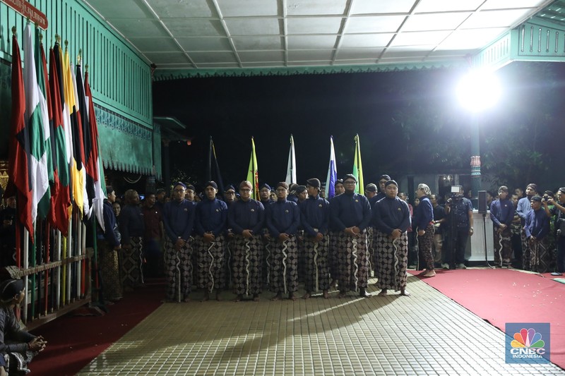 Ribuan orang mengikuti prosesi mubeng beteng yang digelar Karaton Jogja sebagai bagian dari peringatan malam 1 Muharram 1447 Hijriah atau 1 Sura Dal 1959 pada Kamis (26/6/2025) malam hingga Jumat (27/6/2025) dini hari. Ribuan orang mengikuti prosesi mubeng beteng yang digelar Karaton Jogja sebagai bagian dari peringatan malam 1 Muharram 1447 Hijriah atau 1 Sura Dal 1959 pada Kamis (26/6/2025) malam hingga Jumat (27/6/2025) dini hari. (CNBC Indonesia/Tri Susilo)