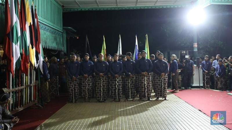 Ribuan orang mengikuti prosesi mubeng beteng yang digelar Karaton Jogja sebagai bagian dari peringatan malam 1 Muharram 1447 Hijriah atau 1 Sura Dal 1959 pada Kamis (26/6/2025) malam hingga Jumat (27/6/2025) dini hari. (CNBC Indonesia/Tri Susilo)