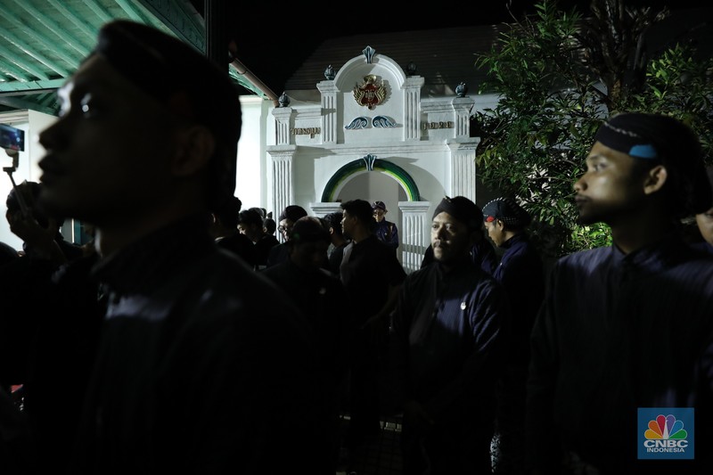 Ribuan orang mengikuti prosesi mubeng beteng yang digelar Karaton Jogja sebagai bagian dari peringatan malam 1 Muharram 1447 Hijriah atau 1 Sura Dal 1959 pada Kamis (26/6/2025) malam hingga Jumat (27/6/2025) dini hari. Ribuan orang mengikuti prosesi mubeng beteng yang digelar Karaton Jogja sebagai bagian dari peringatan malam 1 Muharram 1447 Hijriah atau 1 Sura Dal 1959 pada Kamis (26/6/2025) malam hingga Jumat (27/6/2025) dini hari. (CNBC Indonesia/Tri Susilo)