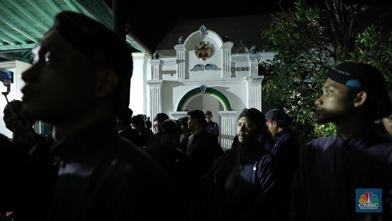 Ribuan orang mengikuti prosesi mubeng beteng yang digelar Karaton Jogja sebagai bagian dari peringatan malam 1 Muharram 1447 Hijriah atau 1 Sura Dal 1959 pada Kamis (26/6/2025) malam hingga Jumat (27/6/2025) dini hari. (CNBC Indonesia/Tri Susilo)