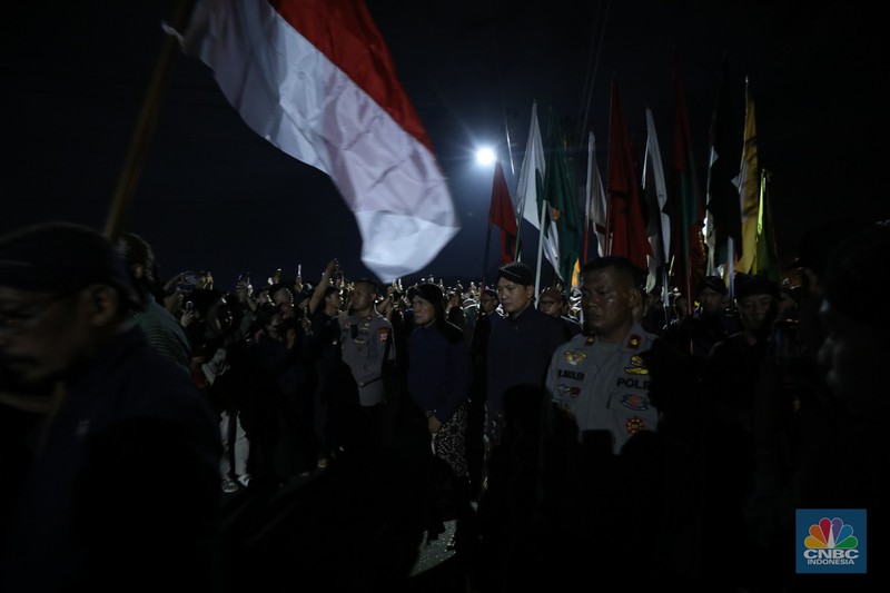 Ribuan orang mengikuti prosesi mubeng beteng yang digelar Karaton Jogja sebagai bagian dari peringatan malam 1 Muharram 1447 Hijriah atau 1 Sura Dal 1959 pada Kamis (26/6/2025) malam hingga Jumat (27/6/2025) dini hari. Ribuan orang mengikuti prosesi mubeng beteng yang digelar Karaton Jogja sebagai bagian dari peringatan malam 1 Muharram 1447 Hijriah atau 1 Sura Dal 1959 pada Kamis (26/6/2025) malam hingga Jumat (27/6/2025) dini hari. (CNBC Indonesia/Tri Susilo)