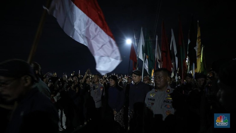 Ribuan orang mengikuti prosesi mubeng beteng yang digelar Karaton Jogja sebagai bagian dari peringatan malam 1 Muharram 1447 Hijriah atau 1 Sura Dal 1959 pada Kamis (26/6/2025) malam hingga Jumat (27/6/2025) dini hari. (CNBC Indonesia/Tri Susilo)