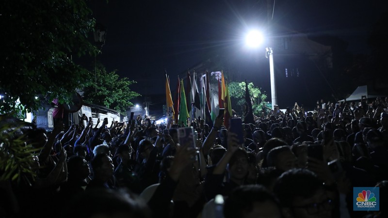 Ribuan orang mengikuti prosesi mubeng beteng yang digelar Karaton Jogja sebagai bagian dari peringatan malam 1 Muharram 1447 Hijriah atau 1 Sura Dal 1959 pada Kamis (26/6/2025) malam hingga Jumat (27/6/2025) dini hari. Ribuan orang mengikuti prosesi mubeng beteng yang digelar Karaton Jogja sebagai bagian dari peringatan malam 1 Muharram 1447 Hijriah atau 1 Sura Dal 1959 pada Kamis (26/6/2025) malam hingga Jumat (27/6/2025) dini hari. (CNBC Indonesia/Tri Susilo)