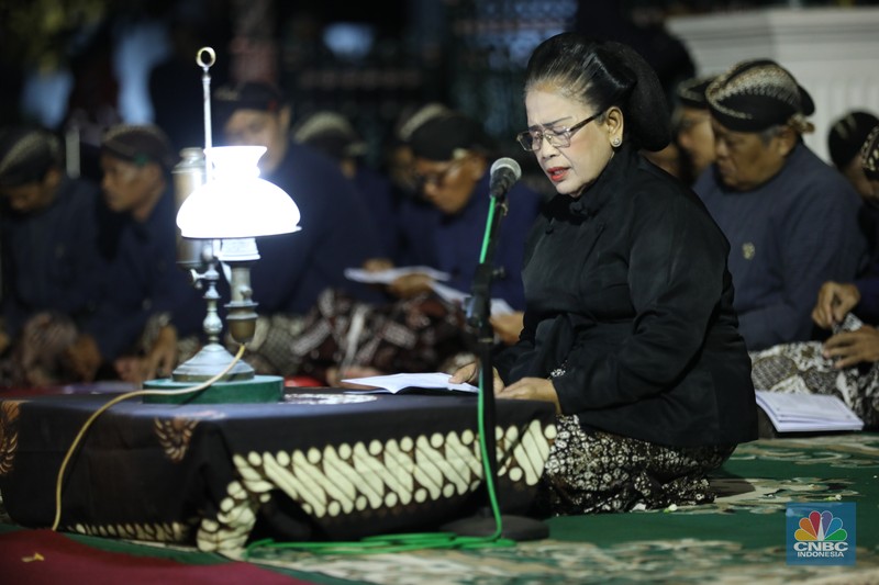 Ribuan orang mengikuti prosesi mubeng beteng yang digelar Karaton Jogja sebagai bagian dari peringatan malam 1 Muharram 1447 Hijriah atau 1 Sura Dal 1959 pada Kamis (26/6/2025) malam hingga Jumat (27/6/2025) dini hari. Ribuan orang mengikuti prosesi mubeng beteng yang digelar Karaton Jogja sebagai bagian dari peringatan malam 1 Muharram 1447 Hijriah atau 1 Sura Dal 1959 pada Kamis (26/6/2025) malam hingga Jumat (27/6/2025) dini hari. (CNBC Indonesia/Tri Susilo)