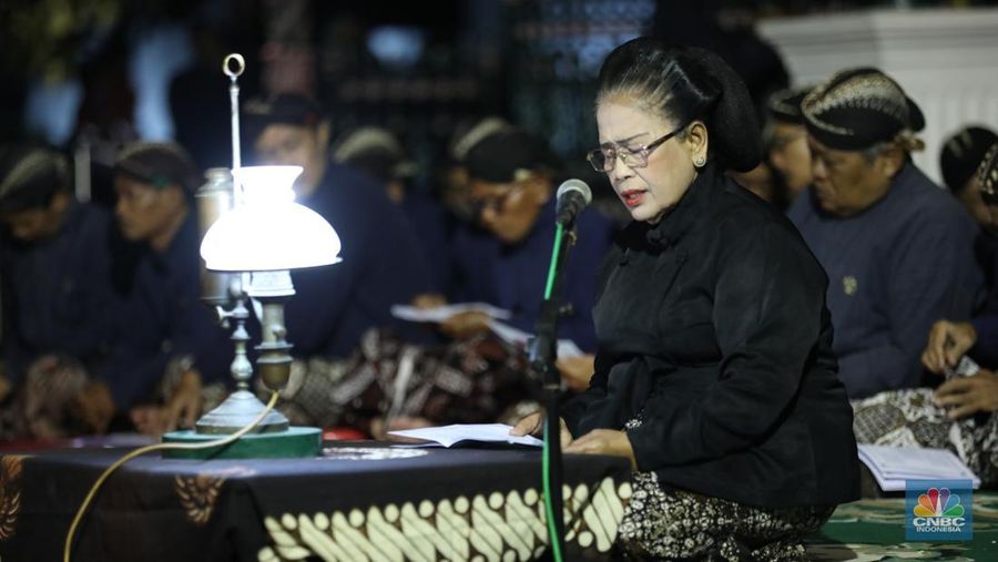 Ribuan orang mengikuti prosesi mubeng beteng yang digelar Karaton Jogja sebagai bagian dari peringatan malam 1 Muharram 1447 Hijriah atau 1 Sura Dal 1959 pada Kamis (26/6/2025) malam hingga Jumat (27/6/2025) dini hari. (CNBC Indonesia/Tri Susilo)