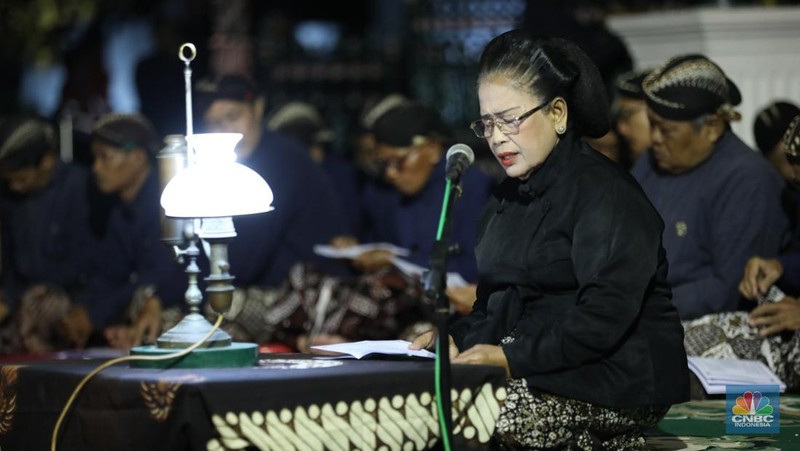Ribuan orang mengikuti prosesi mubeng beteng yang digelar Karaton Jogja sebagai bagian dari peringatan malam 1 Muharram 1447 Hijriah atau 1 Sura Dal 1959 pada Kamis (26/6/2025) malam hingga Jumat (27/6/2025) dini hari. (CNBC Indonesia/Tri Susilo)