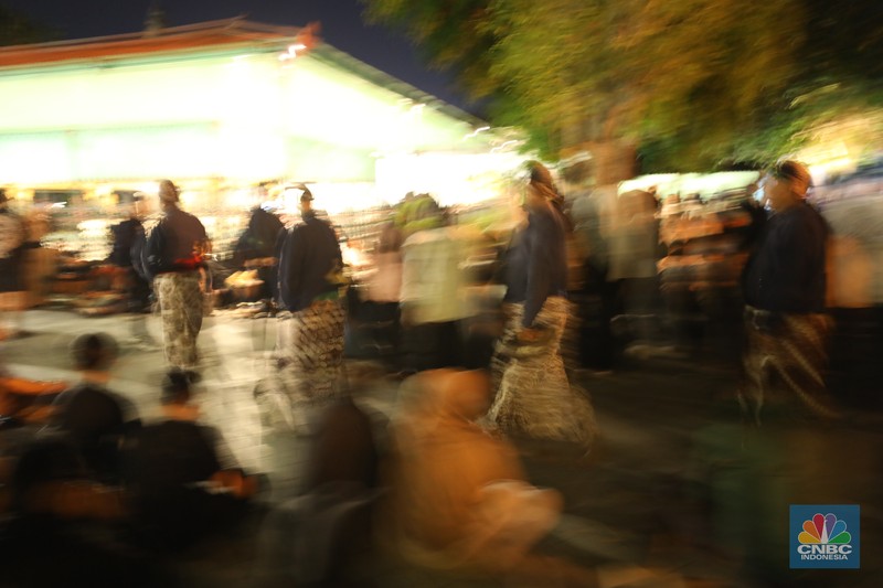 Ribuan orang mengikuti prosesi mubeng beteng yang digelar Karaton Jogja sebagai bagian dari peringatan malam 1 Muharram 1447 Hijriah atau 1 Sura Dal 1959 pada Kamis (26/6/2025) malam hingga Jumat (27/6/2025) dini hari. Ribuan orang mengikuti prosesi mubeng beteng yang digelar Karaton Jogja sebagai bagian dari peringatan malam 1 Muharram 1447 Hijriah atau 1 Sura Dal 1959 pada Kamis (26/6/2025) malam hingga Jumat (27/6/2025) dini hari. (CNBC Indonesia/Tri Susilo)