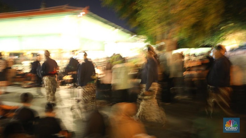 Ribuan orang mengikuti prosesi mubeng beteng yang digelar Karaton Jogja sebagai bagian dari peringatan malam 1 Muharram 1447 Hijriah atau 1 Sura Dal 1959 pada Kamis (26/6/2025) malam hingga Jumat (27/6/2025) dini hari. (CNBC Indonesia/Tri Susilo)