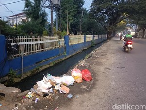 Belum Cukup Sehari Bersih, Jalan Mallengkeri Makassar Kembali Dipenuhi Sampah