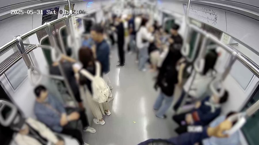 Sebuah rekaman kamera pengawasan yang dirilis oleh Kantor Kejaksaan Distrik Selatan Seoul pada Selasa (25/6) memperlihatkan detik-detik mengerikan saat seorang pria menyalakan api di dalam gerbong kereta bawah tanah yang penuh sesak di Seoul pada 31 Mei lalu. Sebuah rekaman kamera pengawasan yang dirilis oleh Kantor Kejaksaan Distrik Selatan Seoul pada Selasa (25/6) memperlihatkan detik-detik mengerikan saat seorang pria menyalakan api di dalam gerbong kereta bawah tanah yang penuh sesak di Seoul pada 31 Mei lalu. (Tangkapan Layar Video Reuters/)