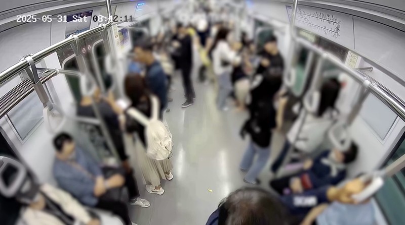 Sebuah rekaman kamera pengawasan yang dirilis oleh Kantor Kejaksaan Distrik Selatan Seoul pada Selasa (25/6) memperlihatkan detik-detik mengerikan saat seorang pria menyalakan api di dalam gerbong kereta bawah tanah yang penuh sesak di Seoul pada 31 Mei lalu. (Tangkapan Layar Video Reuters/)