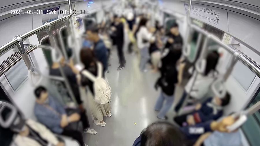 Sebuah rekaman kamera pengawasan yang dirilis oleh Kantor Kejaksaan Distrik Selatan Seoul pada Selasa (25/6) memperlihatkan detik-detik mengerikan saat seorang pria menyalakan api di dalam gerbong kereta bawah tanah yang penuh sesak di Seoul pada 31 Mei lalu. Sebuah rekaman kamera pengawasan yang dirilis oleh Kantor Kejaksaan Distrik Selatan Seoul pada Selasa (25/6) memperlihatkan detik-detik mengerikan saat seorang pria menyalakan api di dalam gerbong kereta bawah tanah yang penuh sesak di Seoul pada 31 Mei lalu. (Tangkapan Layar Video Reuters/)